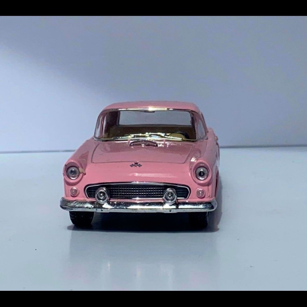 I’m selling a pink toy car